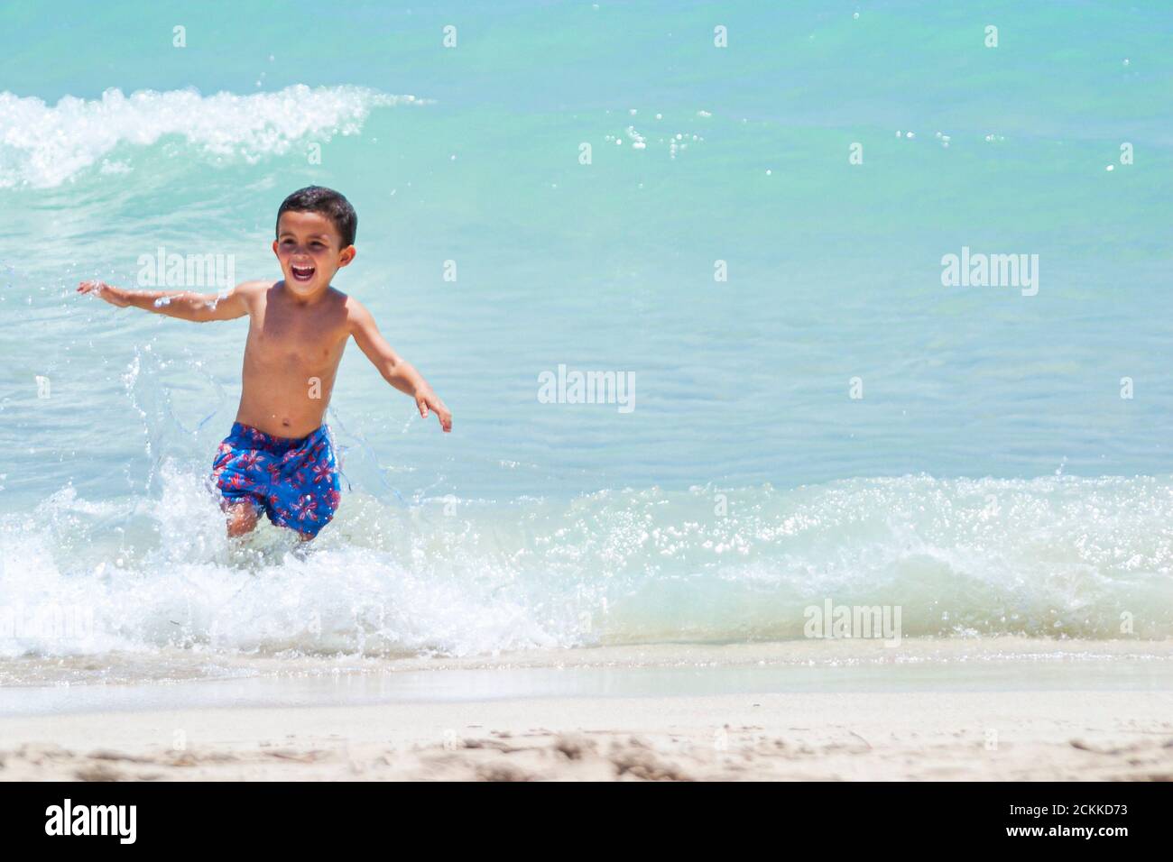 Miami Beach Florida, öffentliche Küste am Atlantik, Küste, hispanischer Mann, junge Jungen, Kind Kind Junge Jugendliche Jugendliche Jugendliche spielen Spaß im Surfen Stockfoto