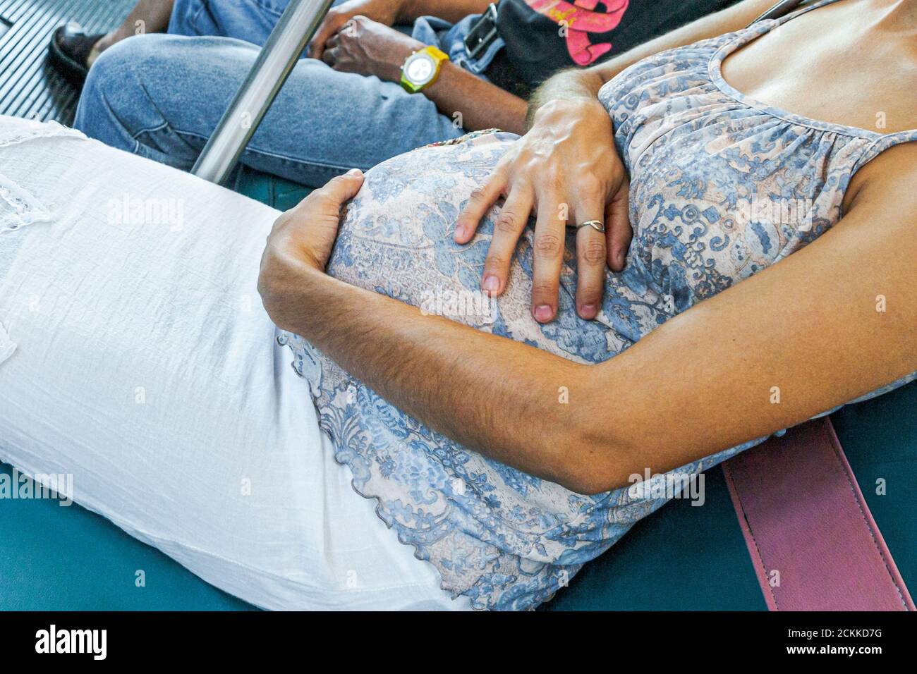 Miami Beach Florida, Miami-Dade Metrobus an Bord innen öffentlichen Bus Fahrgast Fahrer Hispanic Frau mit schützenden Bauch schwanger Bauch Stockfoto