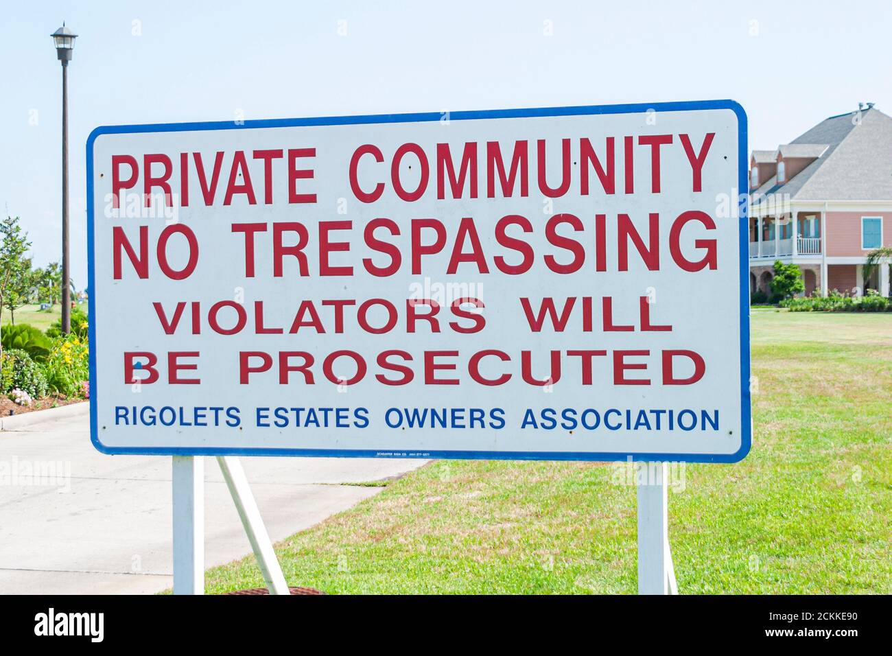 Slidell Louisiana, unterzeichnen private Gemeinschaft Nachbarschaft Wohngebiet, keine Trespassing Verletzer verfolgt, Szene in einem Foto Warnung, Eigentümer Verein Stockfoto