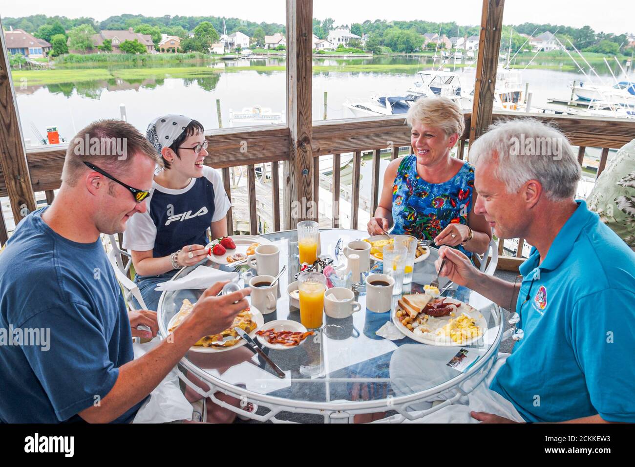 Hampton Virginia, Tidewater Gegend, Hampton River Marina Boote Bootfahren, Hafen Yachten Restaurant Essen Essen gehen Familie Paare Tisch Essen im Freien Stockfoto