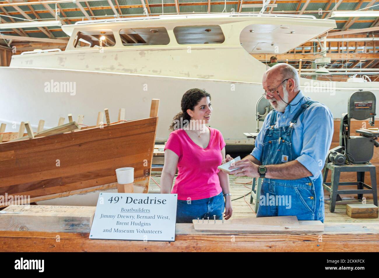 Virginia Newport News Mariners' Museum, historische Ausstellung, handgefertigter Schiffsbootbauer, der Mann baut, Männer zeigt Frau weiblich, wie sie arbeitet Stockfoto