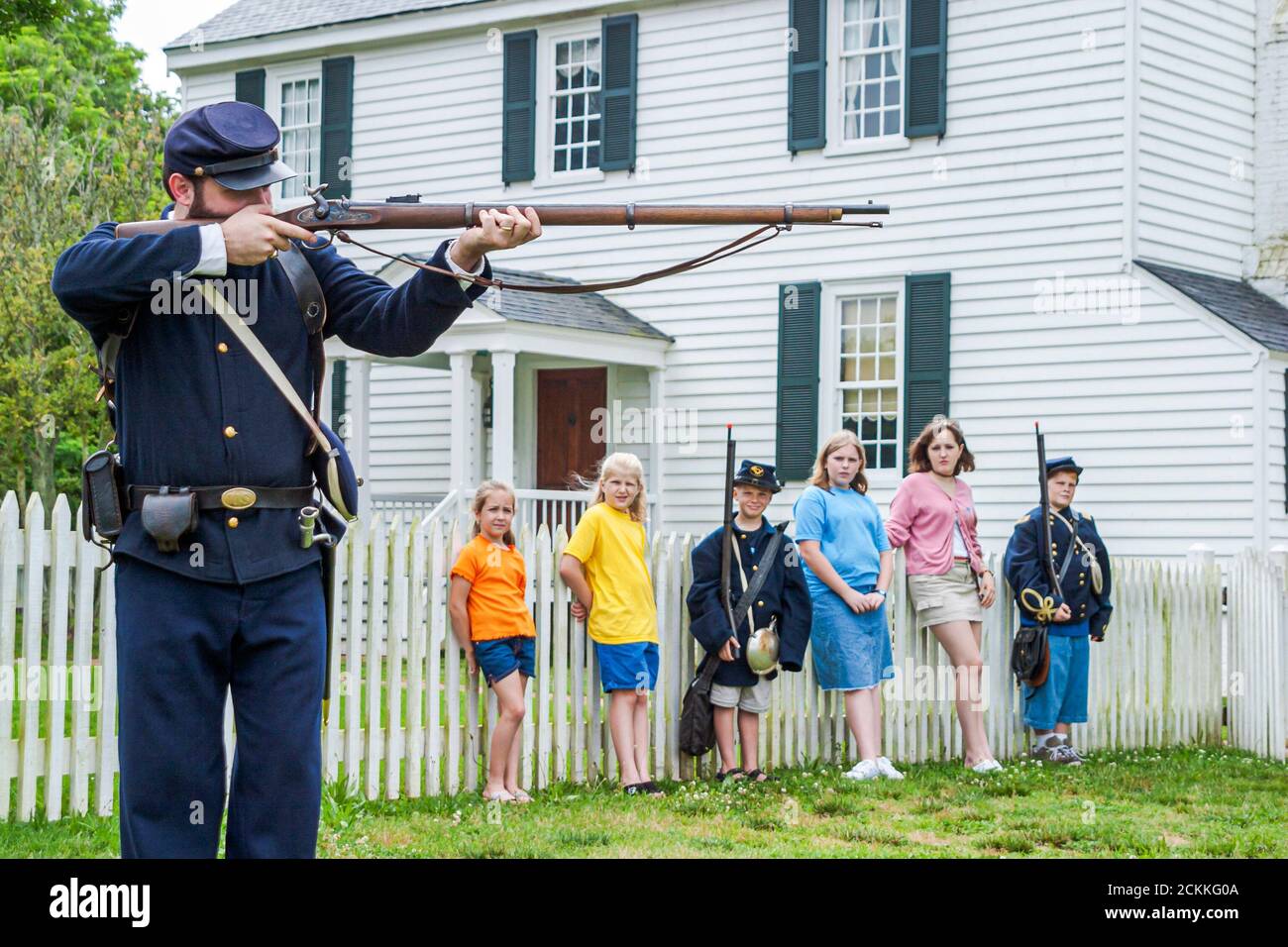 Virginia Newport News Lee Hall Mansion Plantage Geschichte Haus Geschichte, junge Jungs Mädchen Mädchen Kinder Kinder führen Dreharbeiten von Reenactors aus dem Bürgerkrieg Stockfoto