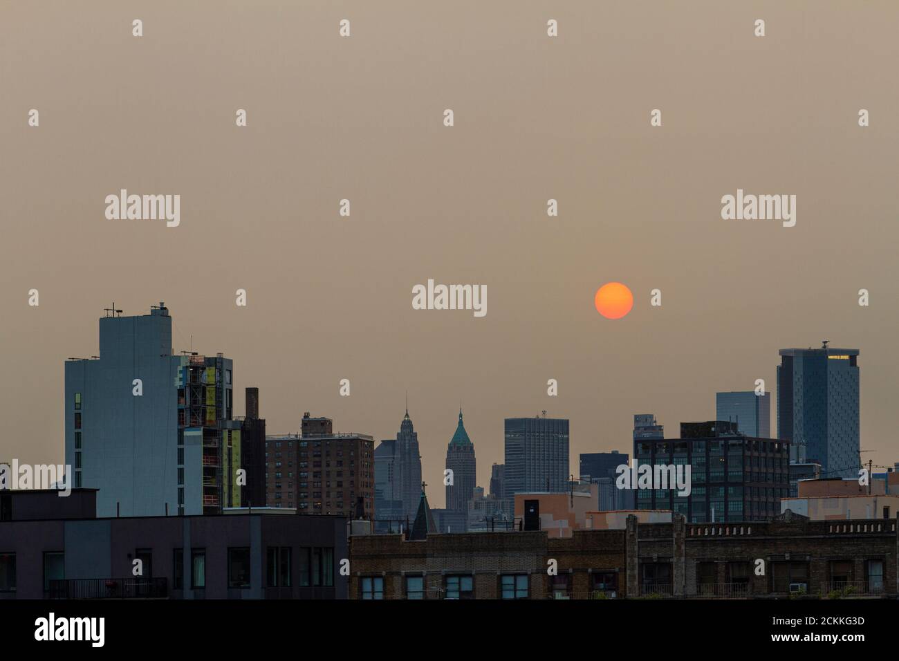 Rauch aus den Waldbränden an der Westküste kommt Mitte September in New York City an. Blick auf Lower Manhattan während der COVID-19 Pandemie. Stockfoto