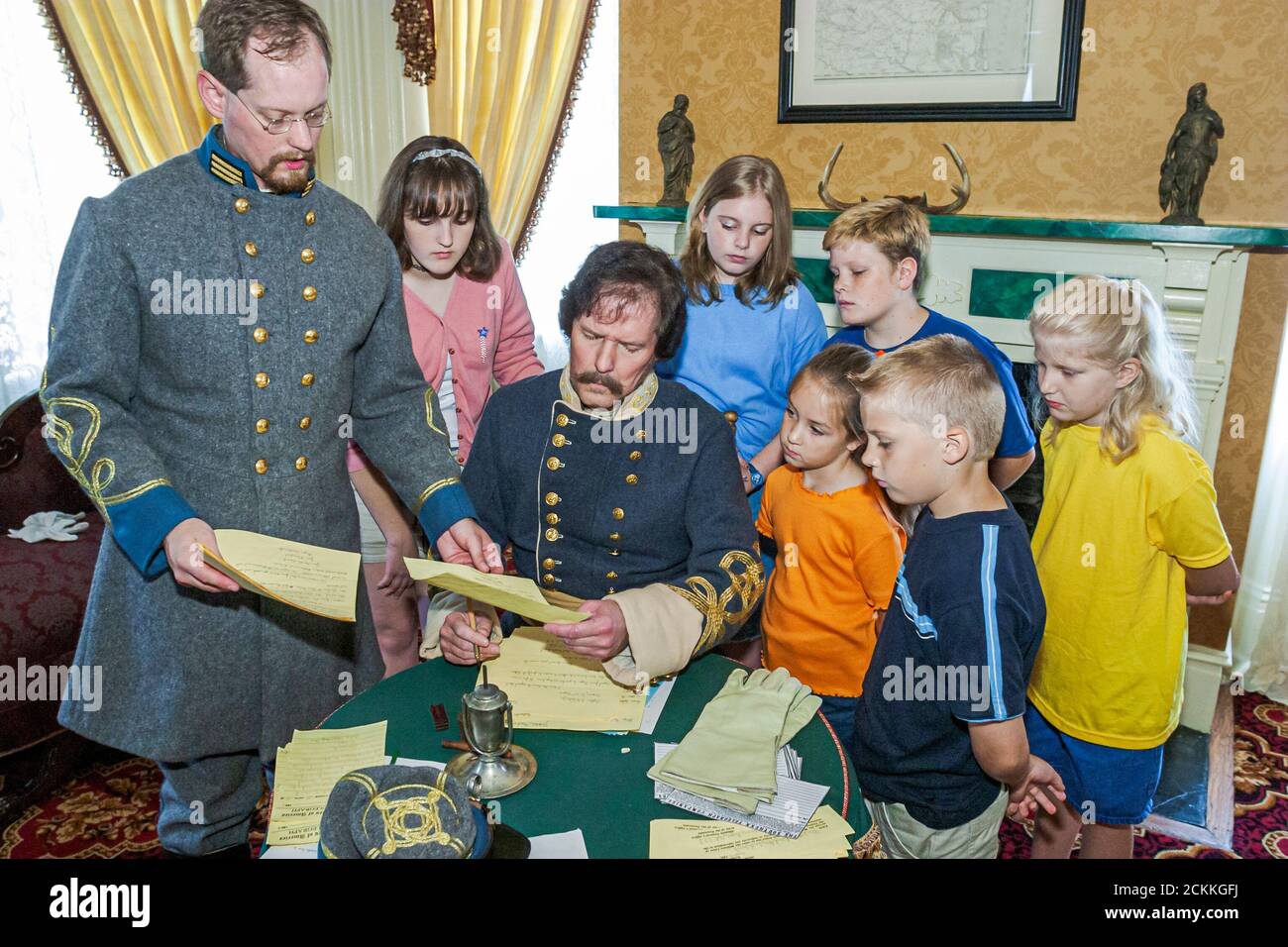 Virginia Newport News Lee Hall Mansion Plantagenhaus Geschichte historisch, Jungen Mädchen Mädchen Kinder führen Bürgerkrieg Reenac Stockfoto