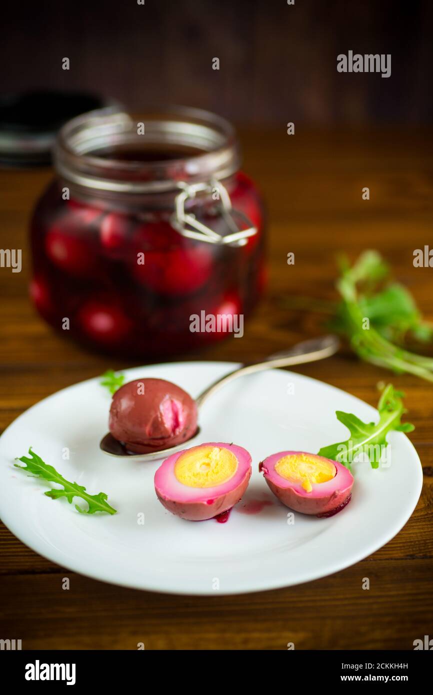 Marinierte Hühnereier in Rote Bete Marinade in einem Teller Stockfoto