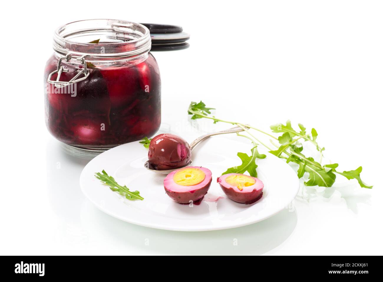 Marinierte Hühnereier in Rote Bete Marinade in einem Teller Stockfoto