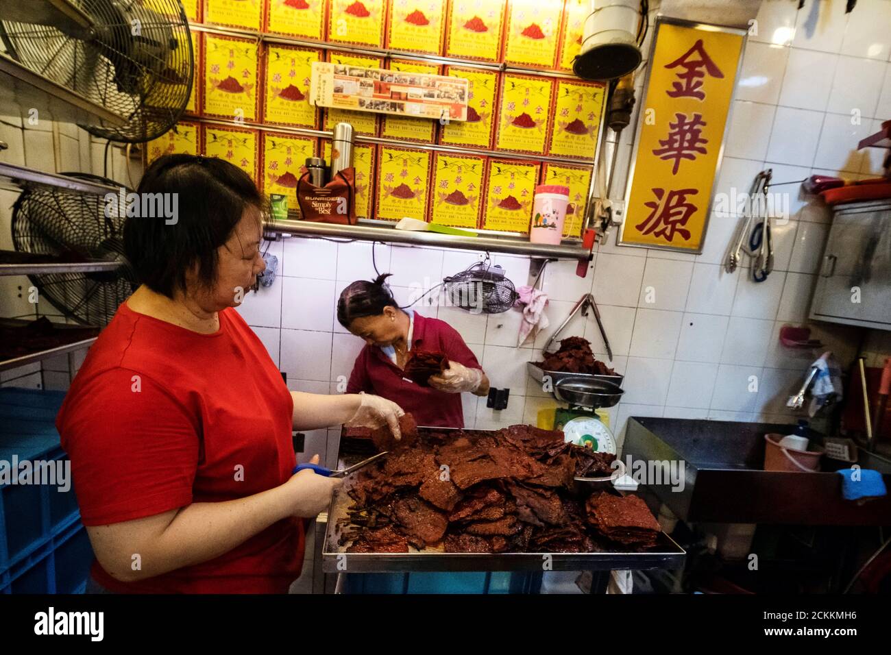 Mitarbeiter trimmen verkohlte Kanten von Bak Kwa, einem traditionellen  südchinesischen Schweinekotelett, das bei den singapurischen Chinesen für  die Neujahrsfeier beliebt ist, am Hawker-Stand des Familienunternehmens Bak  Kwa-Herstellers Kim Hua Guan im ...