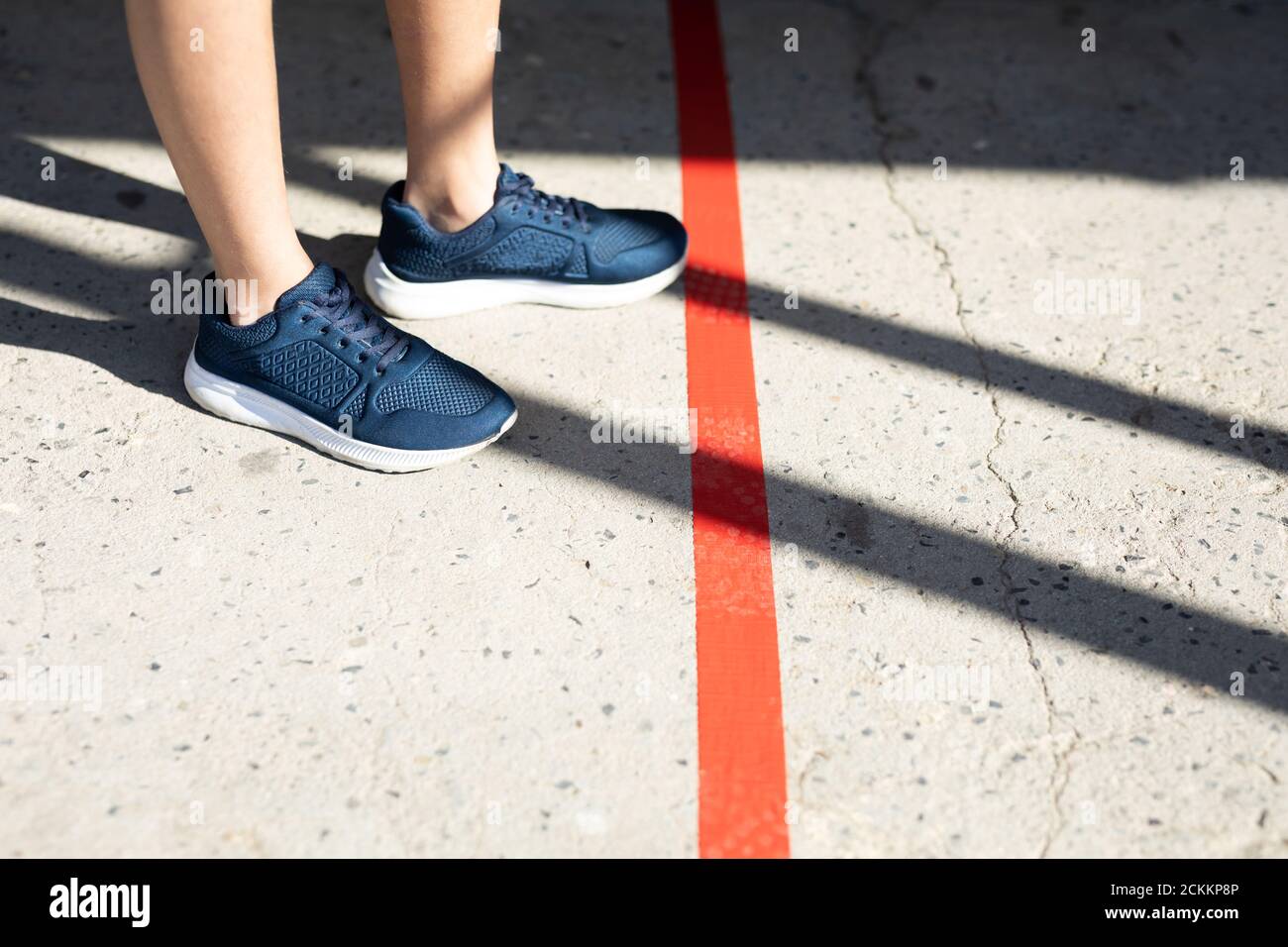 Niedriger Teil des Jungen Aufrechterhaltung der sozialen Distanzierung in der Schule Stockfoto