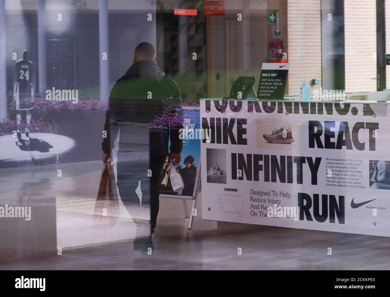 Ein Nike Mitarbeiter trägt eine Flasche chemischer Produkte bei sich,  während er am 2. März 2020 in der europäischen Zentrale von Nike in  Hilversum, Niederlande, unterwegs ist. Foto aus Glas REUTERS/Yves Herman