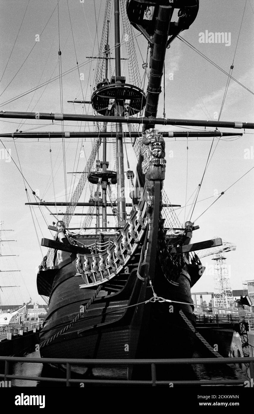 PRINS WILLIG HISTORISCHES SEGELSCHIFF DES NIEDERLÄNDISCHEN OSTINDIEN FIRMA (REPLIK) IN DEN HELDER HAFEN DURCH BRAND ZERSTÖRT IN 2009 UND 2014 ABGEBAUT - HISTORISCHES KRIEGSSCHIFF - SCHWARZ-WEISS-SILBER-BILD © FRÉDÉRIC BEAUMONT Stockfoto