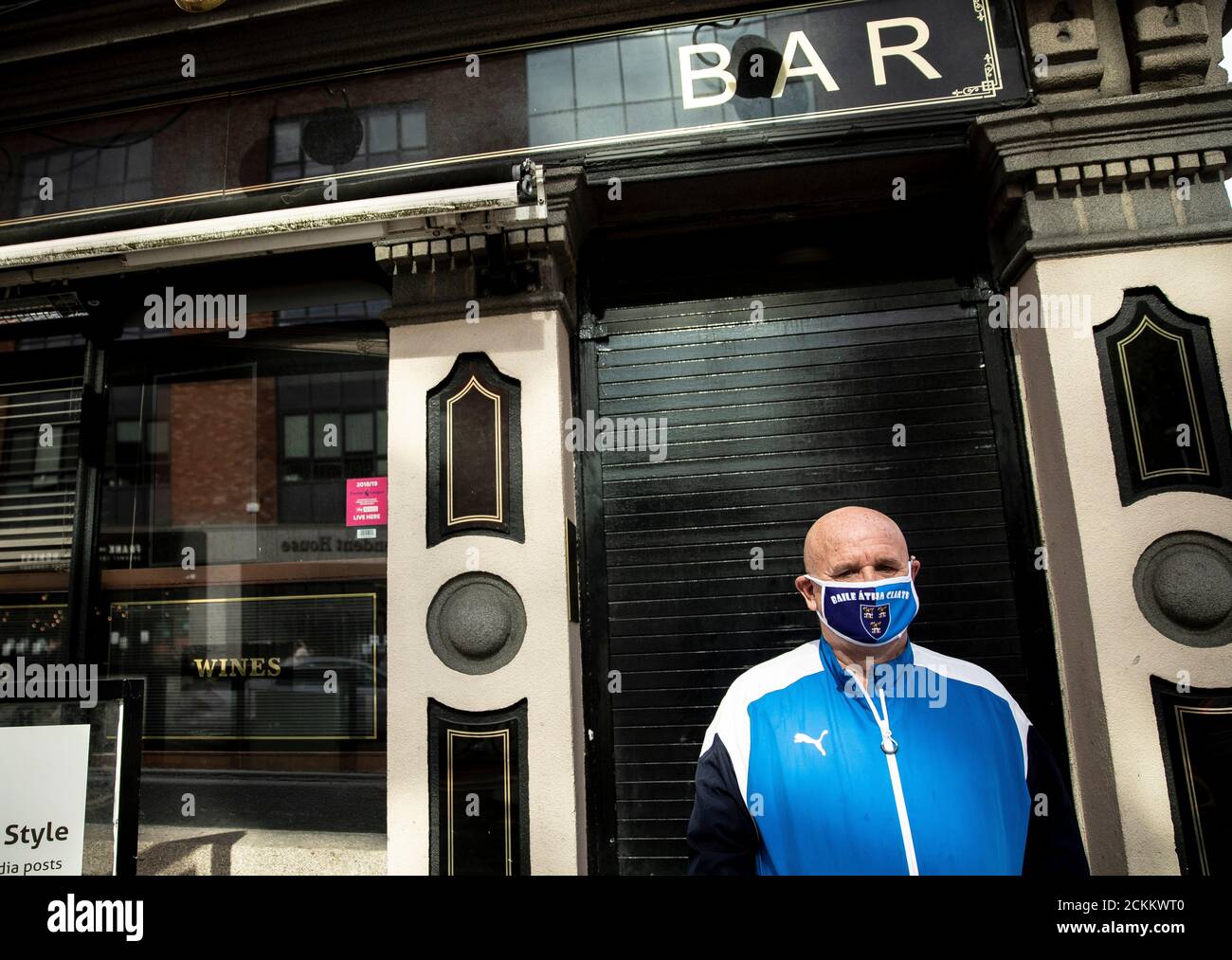 Noel O'Neill, Bewohner des Stadtzentrums von Dublin, trägt eine schützende Gesichtsmaske vor einem verschalt Pub in der Talbot Street, wie Oppositionsführer gesagt haben, dass die Einwohner von Dublin aufgrund der Ungewissheit über die Beschränkungen des Coronavirus in einer Òcruel limboÓ hängen gelassen wurden. Stockfoto