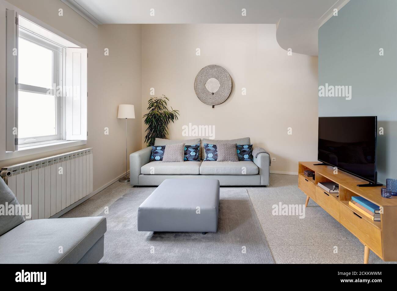 Wohnzimmer mit Parkettboden und natürliches Licht Stockfoto