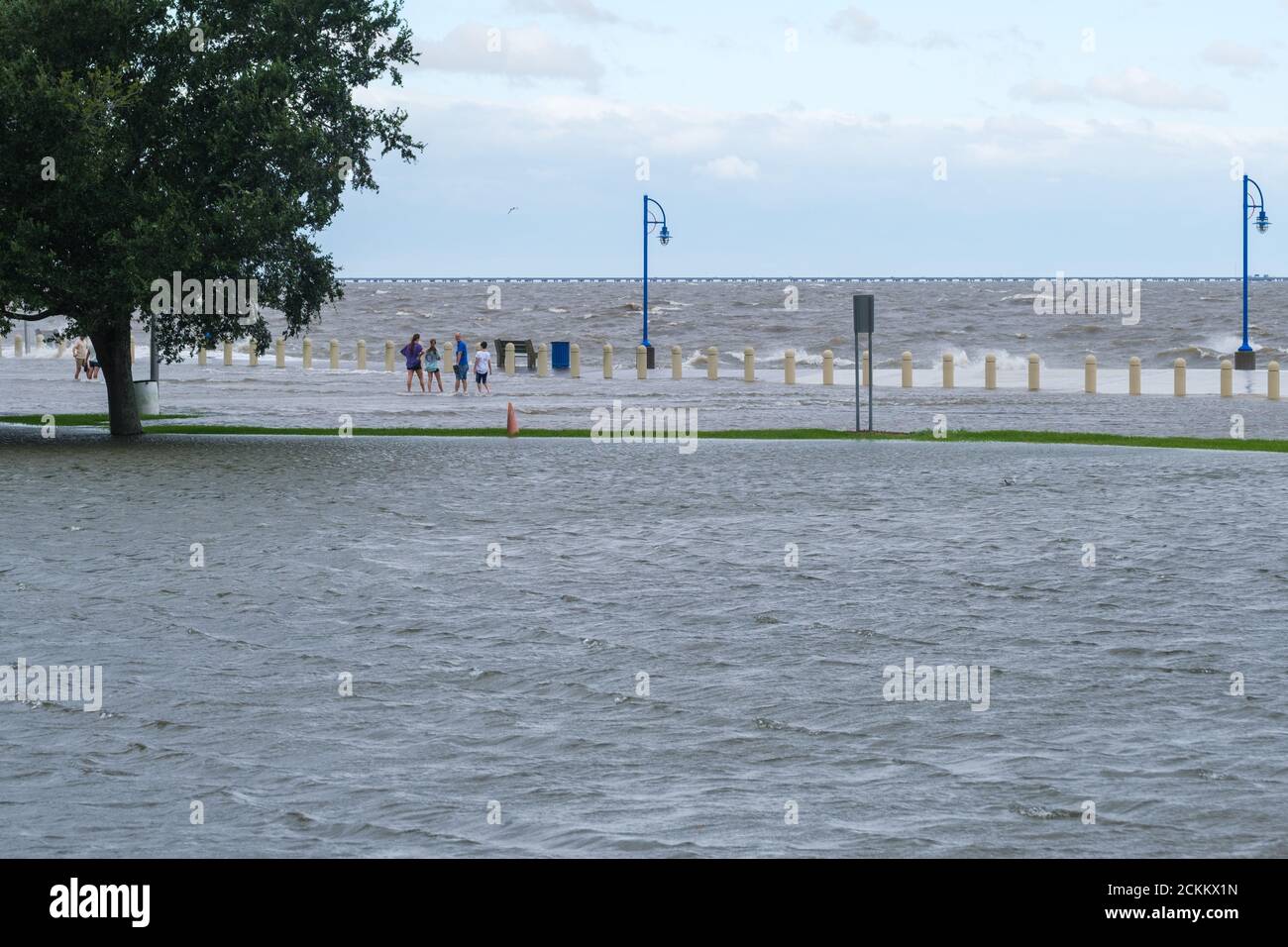 New Orleans, Louisiana/USA - 15. September 2020: Familie waten entlang des Lake Pontchartrain während der Sturmflut vom Hurrikan Sally Stockfoto