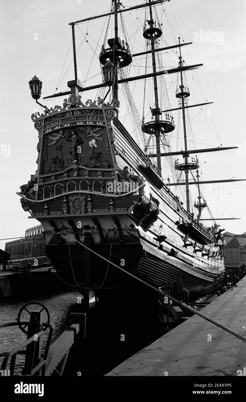 PRINS WILLIG HISTORISCHES SEGELSCHIFF DES NIEDERLÄNDISCHEN OSTINDIEN FIRMA (REPLIK) IN DEN HELDER HAFEN DURCH BRAND ZERSTÖRT IN 2009 UND 2014 ABGEBAUT - HISTORISCHES KRIEGSSCHIFF - SCHWARZ-WEISS-SILBER-BILD © FRÉDÉRIC BEAUMONT Stockfoto