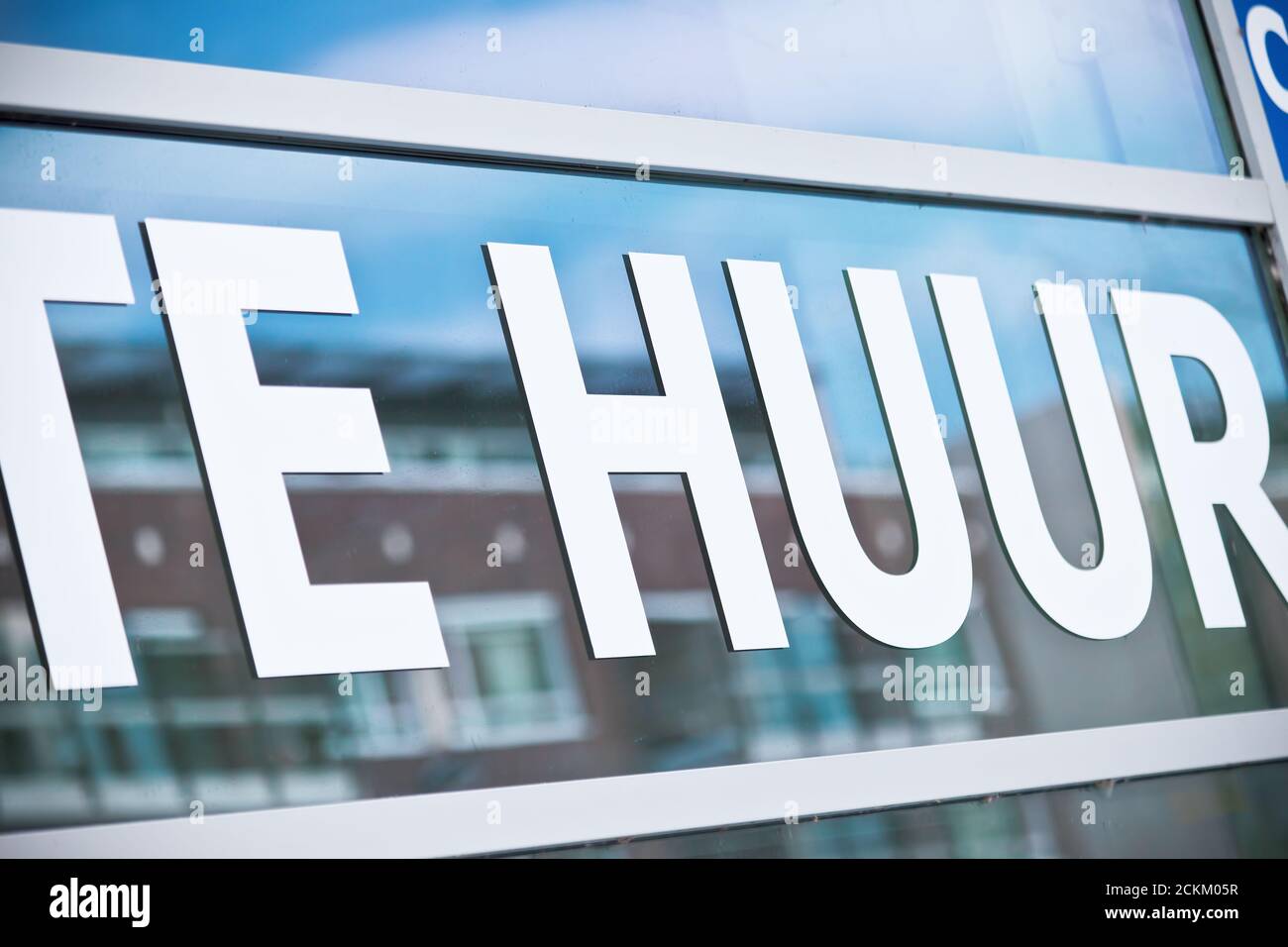 Fensterschild an einem Bürogebäude mit dem niederländischen Text 'Zu vermieten' in den Niederlanden Stockfoto