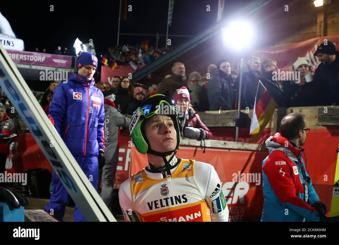 Skispringen - 65.-Skispringen Vierschanzentournee erste Runde - Oberstdorf - 30.12.2016 - reagiert Sloweniens Domen Prevc.  REUTERS/Michael Dalder Stockfoto