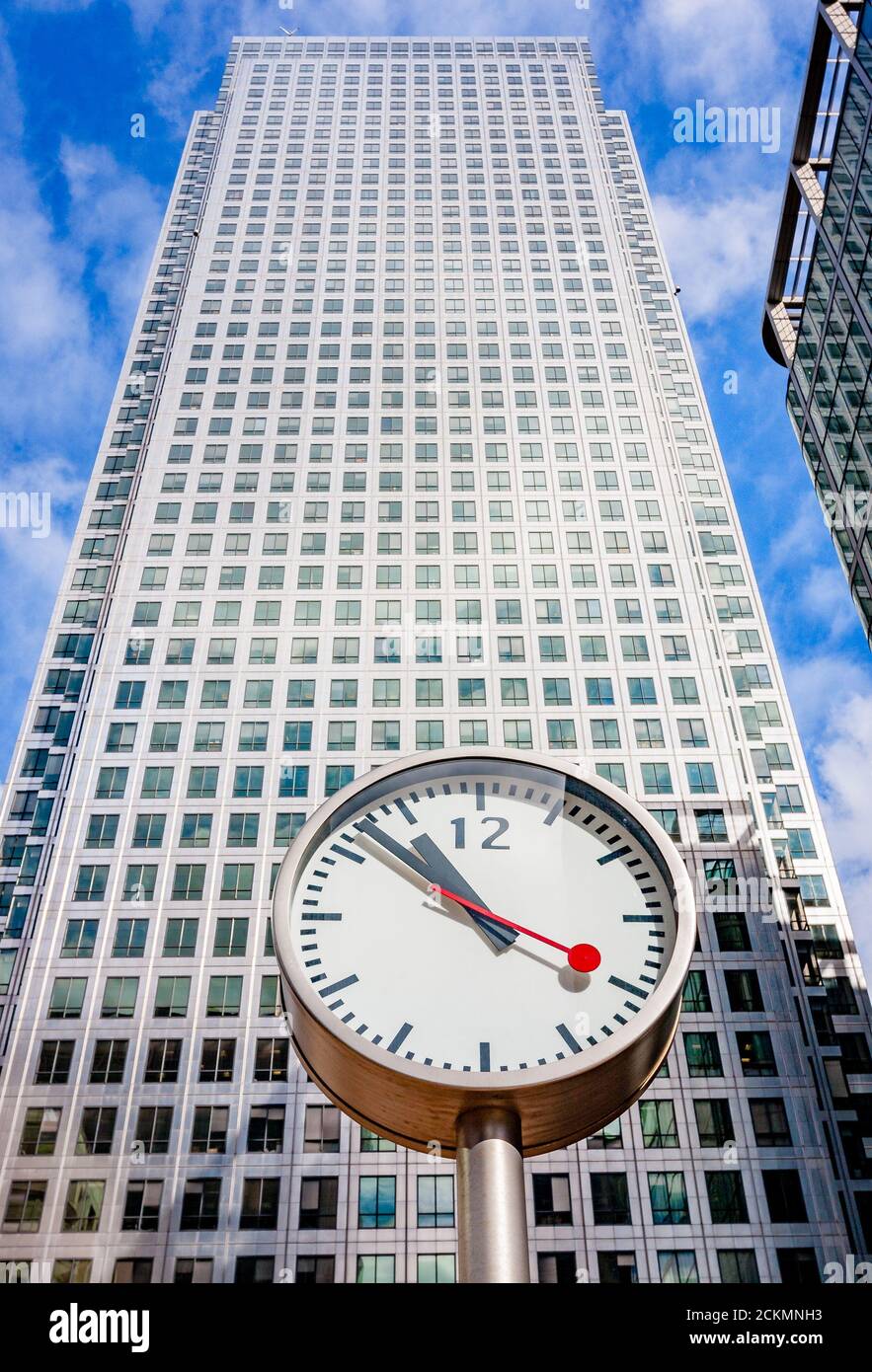 Ein Canada Square oder Canary Wharf Tower und Uhr Das Finanzviertel Canary Wharf in East London Stockfoto
