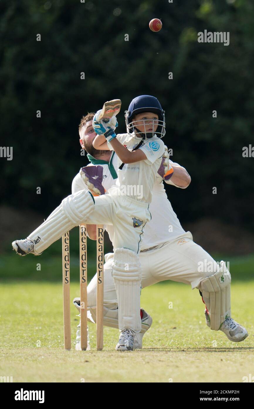 Kleiner Junge spielt Cricket erschossen. Stockfoto