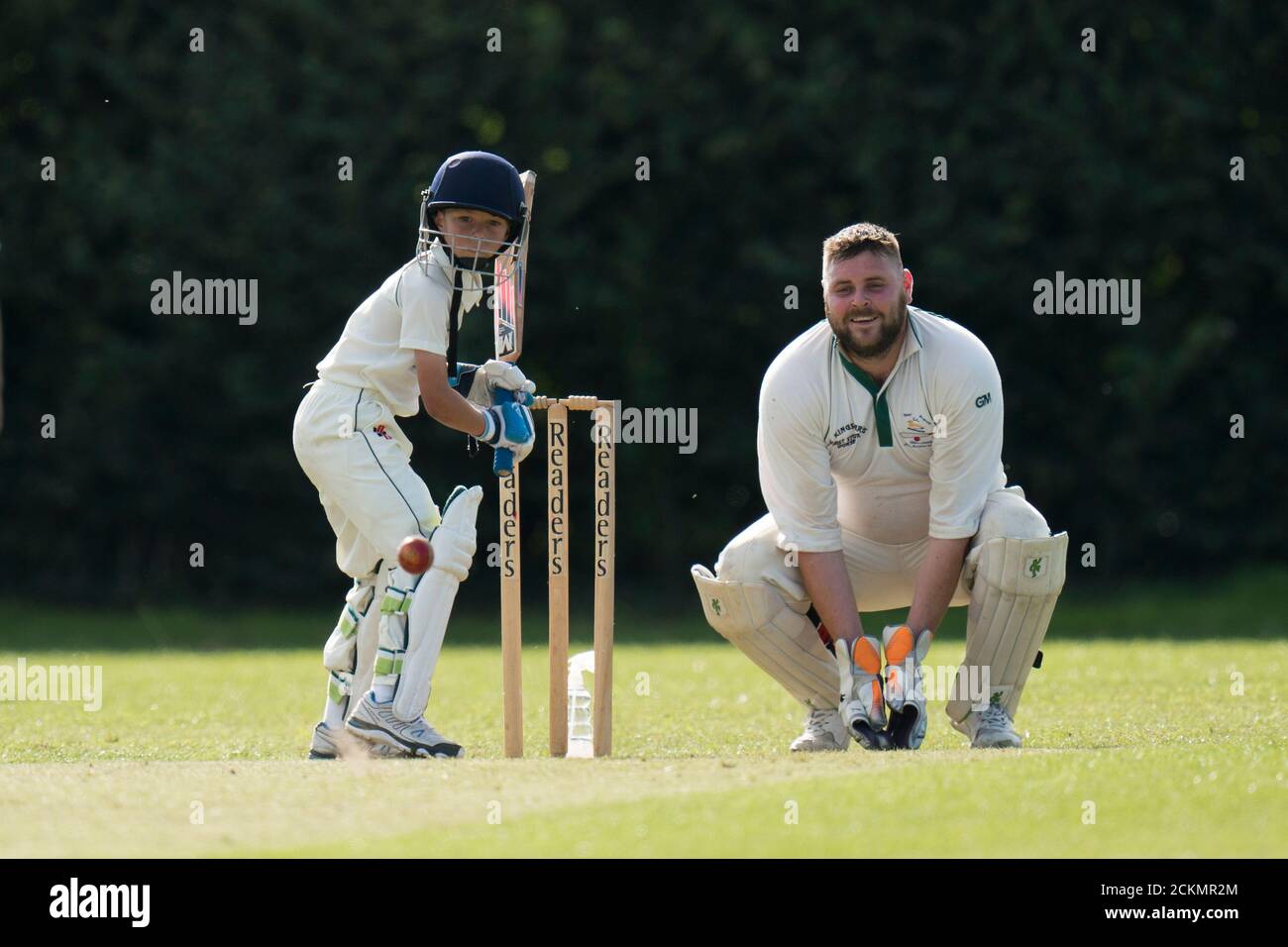 Kleiner Junge spielt Cricket während Dorf Cricket Spiel für alle Altersgruppen erschossen. Stockfoto