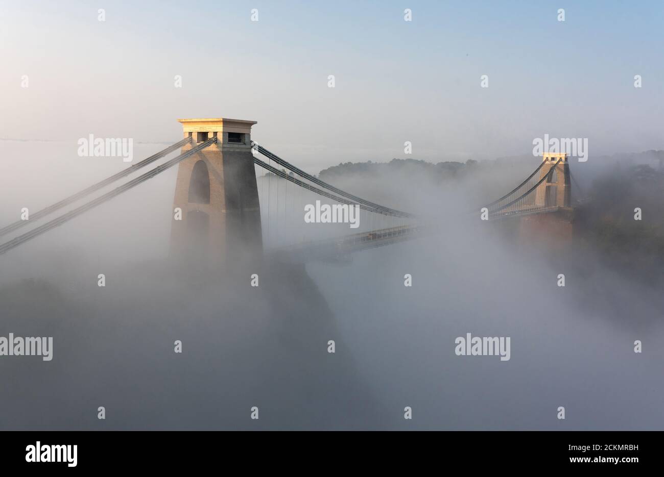 Morgendliche Inversionswolken über der Clifton Suspension Bridge in Bristol VEREINIGTES KÖNIGREICH Stockfoto