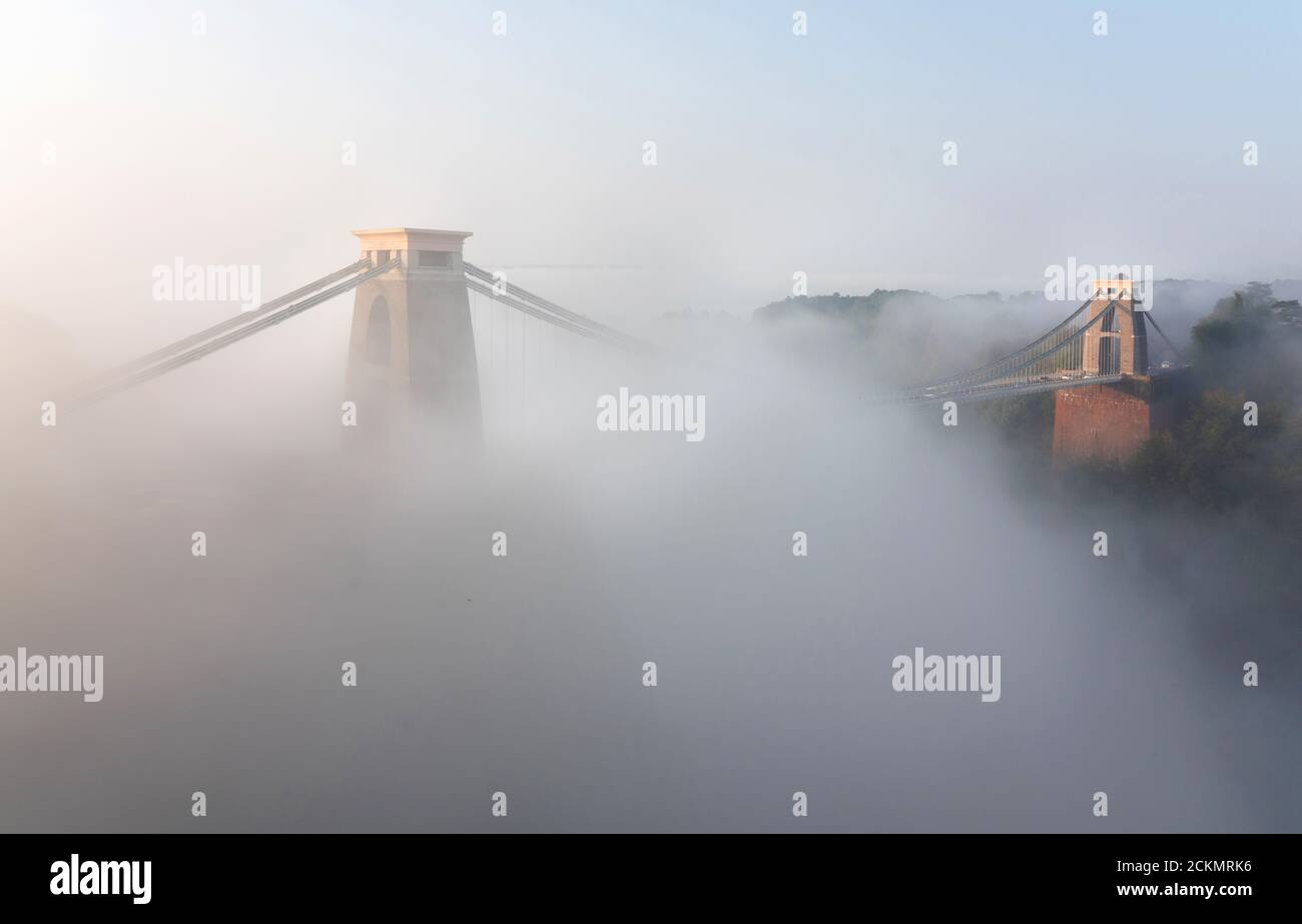 Morgendliche Inversionswolken über der Clifton Suspension Bridge in Bristol VEREINIGTES KÖNIGREICH Stockfoto