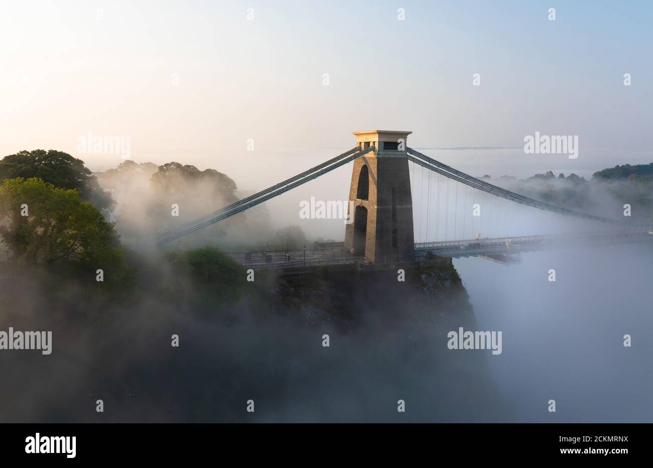 Morgendliche Inversionswolken über der Clifton Suspension Bridge in Bristol VEREINIGTES KÖNIGREICH Stockfoto