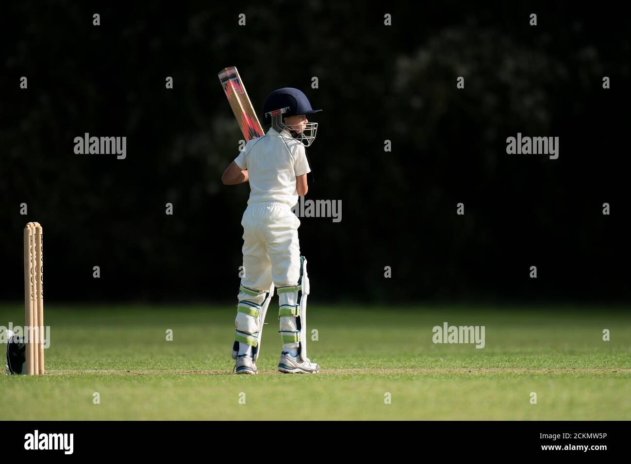 Junge Vorbereitung Cricket zu spielen erschossen. Stockfoto
