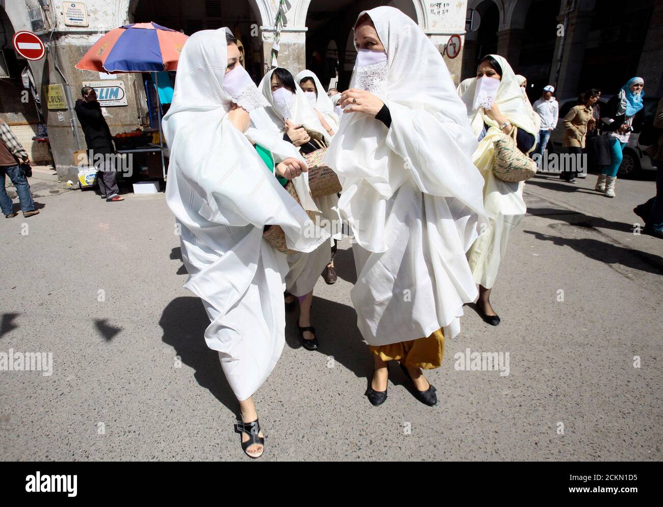 Frauen tragen traditionelle Kleidung namens "hayek" Gespräch in der  Innenstadt von Algier 21. März 2013. REUTERS/Ramzi Boudina (ALGERIEN -  Tags: MODEGESELLSCHAFT Stockfotografie - Alamy