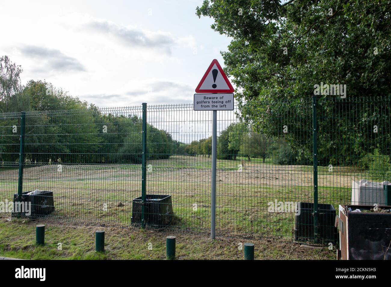 Ruislip, Middlesex, Großbritannien. September 2020. Aufgrund der Arbeiten an der Hochgeschwindigkeitsstrecke HS2 von London nach Birmingham hat HS2 den Ruislip Golf Club und die Driving Range des Ruislip Golf Center übernommen. Sie bleiben bis mindestens 2023/2024 geschlossen, während HS2 Bauarbeiten durchführen. Der Club ist jetzt eingezäunt mit Hochsicherheitszaun und 24 Stunden CCTV-Überwachung. HS2 wird die Vegetation und Bäume auf dem Golfplatz entfernen. Der nahe gelegene Greene King Pub, The Fairway, bleibt geschlossen. Quelle: Maureen McLean/Alamy Stockfoto