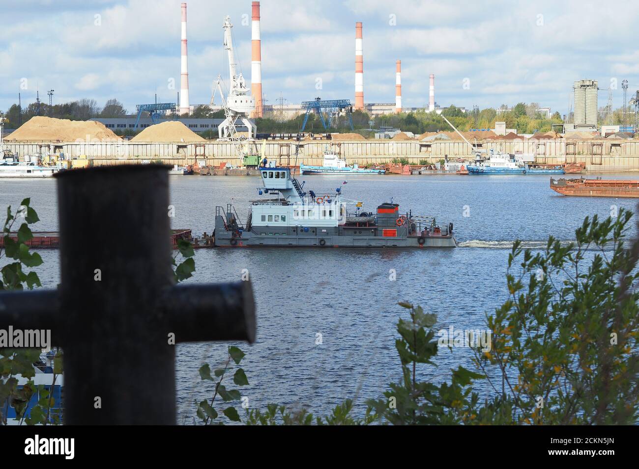 Fluss. Stadt am Fluss. Produktion auf Wasser. Sandbergbau und Schifffahrt. Stockfoto