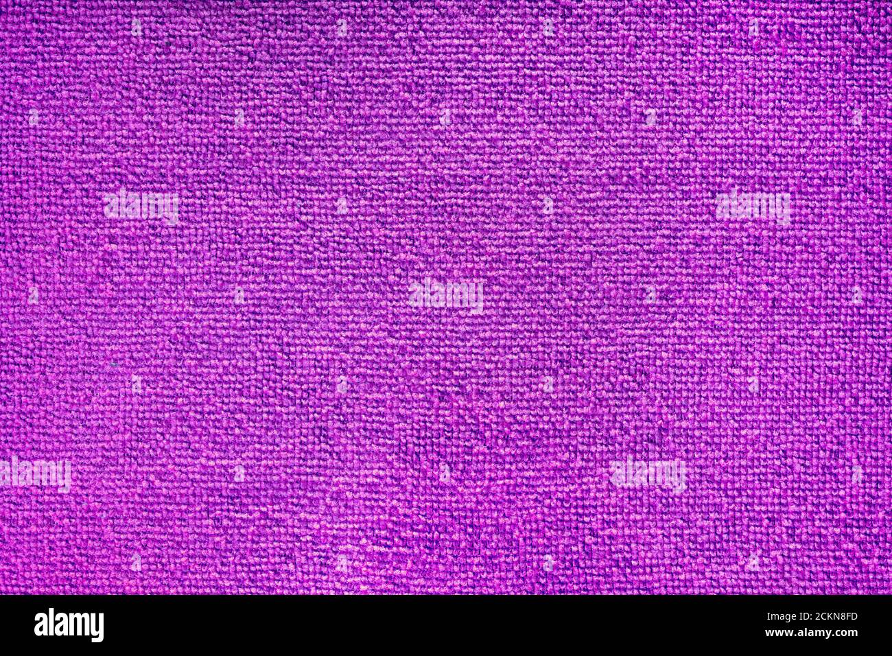 Reinigung Microfaser-Muster. Violette Microfaser-Textur aus Polyester. Kunstfasermaterial Reinigungstuch für Staub oder Küche Draufsicht Stockfoto