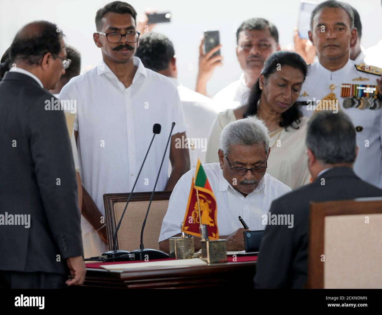 Sri Lankas designierter Präsident Gotabaya Rajapaksa unterzeichnet auf seinem Amtsdokument des Eid neben der First Lady Anoma Rajapaksa vor Udaya R. Seneviratne, dem Sekretär des Präsidenten und Sri Lankas Oberrichter Jayantha Jayasuriya bei der Zeremonie der Präsidentenvereidigung in Anuradhapura, Sri Lanka, 18. November 2019. REUTERS/Dinuka Liyanawatte Stockfoto