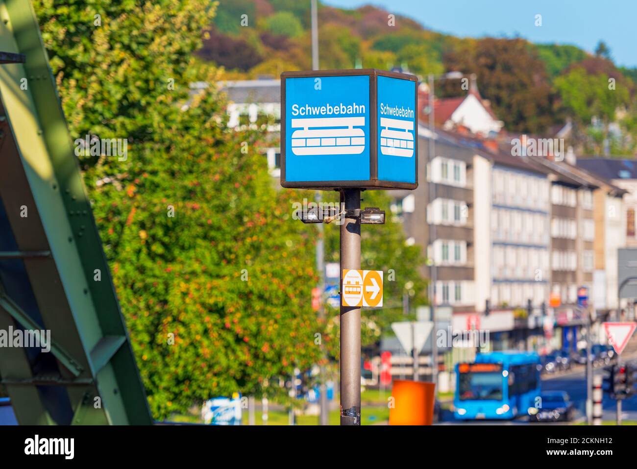 Schwebebahn-Schild in der Nähe einer Station der Schwebebahn in Wuppertal. Es ist die älteste elektrische Hochbahn mit hängenden Autos der Welt. Stockfoto