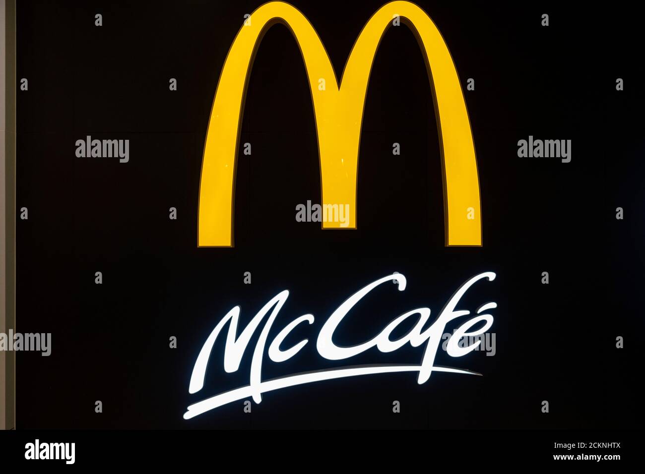 9. September 2020, Hongkong, China: Die Logos der amerikanischen multinationalen Fast-Food-Hamburger-Restaurantkette McDonald's und McCafe in Hongkong. (Bild: © Budrul Chukrut/SOPA Images via ZUMA Wire) Stockfoto