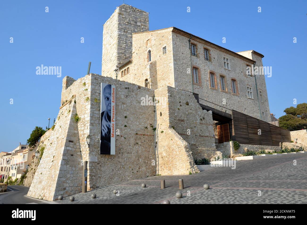 Frankreich, französische riviera, Antibes, die Grimaldi Burg beherbergt das Picasso-Museum, wo Gemälde und Keramik von Pablo Picasso ausgestellt sind. Stockfoto