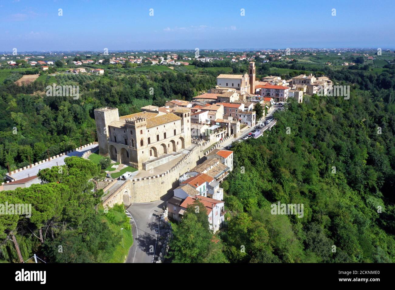 Luftaufnahme von Crecchio kleines mittelalterliches Dorf in der Provinz Chieti, Abruzzen / Italiendefault Stockfoto