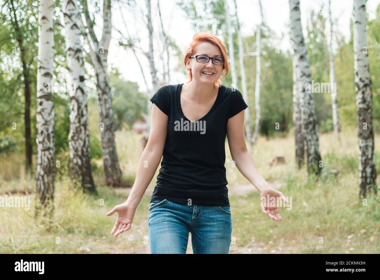Benommen und verwirrt Mädchen im Wald. Schöne Rothaarige Frau zuckt draußen. Stockfoto
