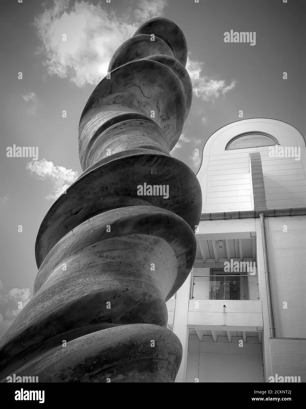 HELSINGBORG, SCHWEDEN - 06. SEPTEMBER 2020: Die Skulptur, die außerhalb des Museums steht. Stockfoto