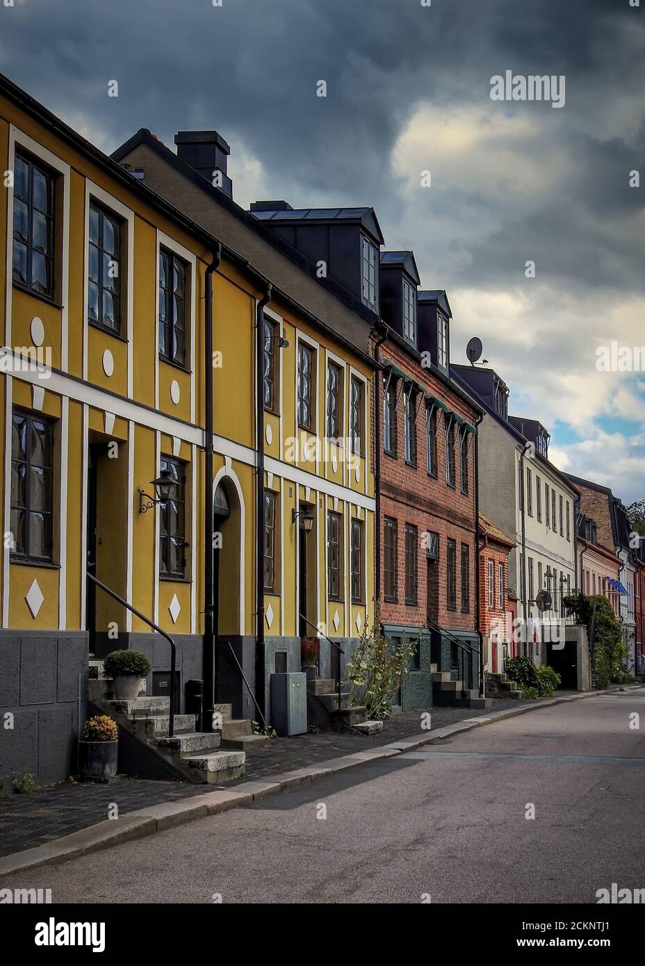Ein launisch aussehender Himmel über einer der älteren Straßen Helsingborgs. Stockfoto