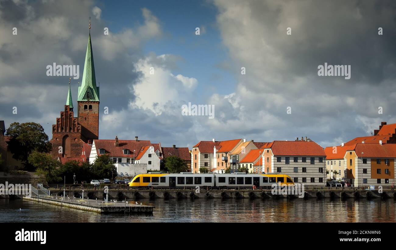 Ein sehr herbstlich aussehender Himmel hängt über der Stadt mit einem Versprechen von Sonnenschein und Duschen. Stockfoto