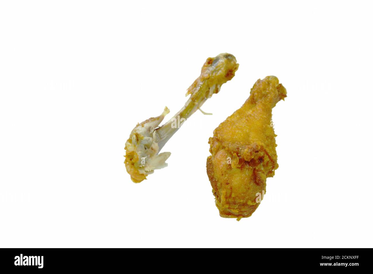 Knusprig gebratenes Hühnchen Bein und Knochen auf weißem Hintergrund Stockfoto