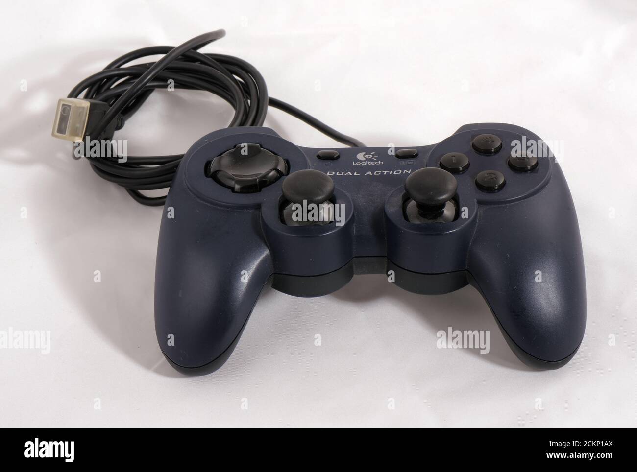Gamecontroller mit USB-Anschluss auf weißem Hintergrund Stockfoto