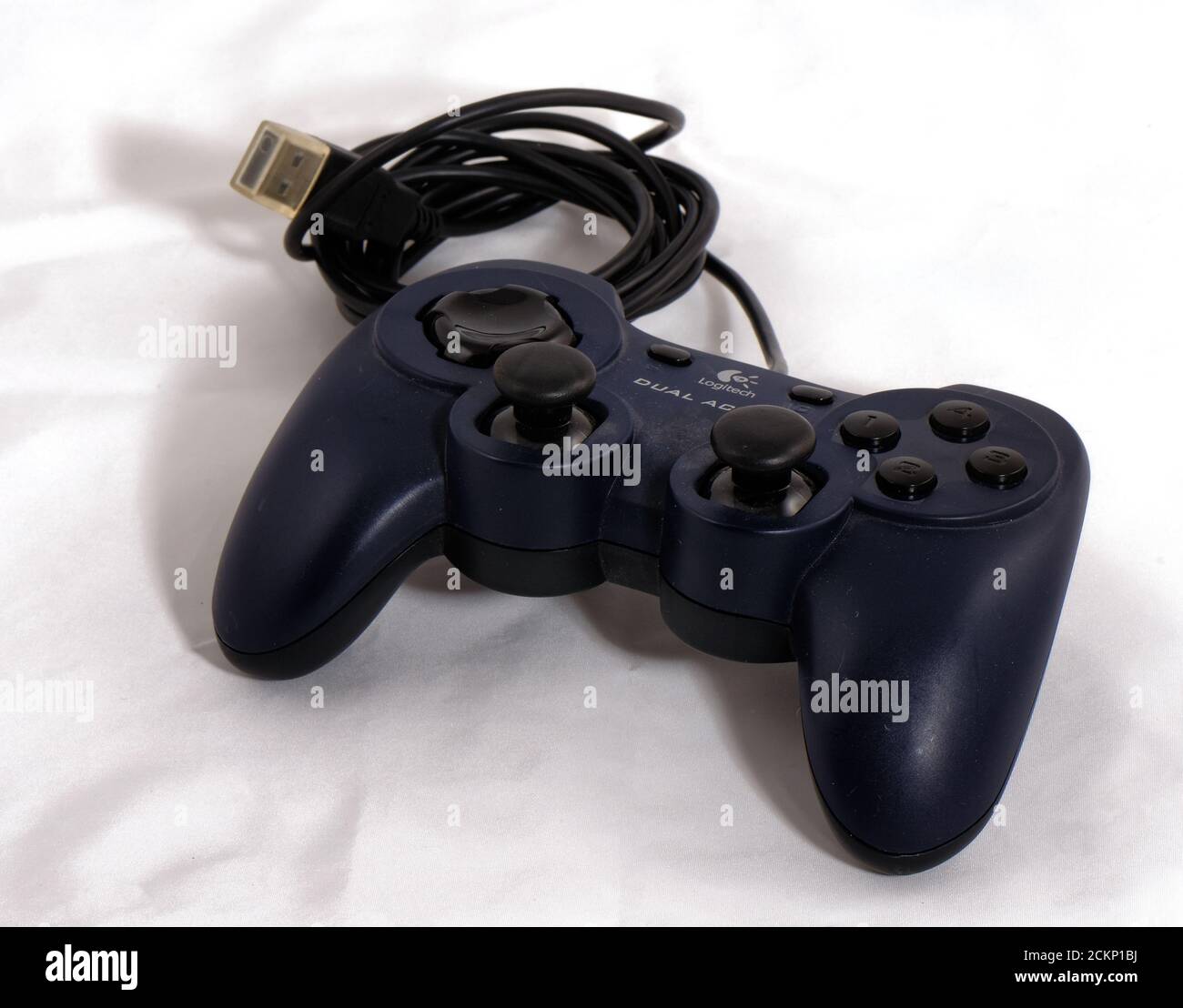 Gamecontroller mit USB-Anschluss auf weißem Hintergrund Stockfoto