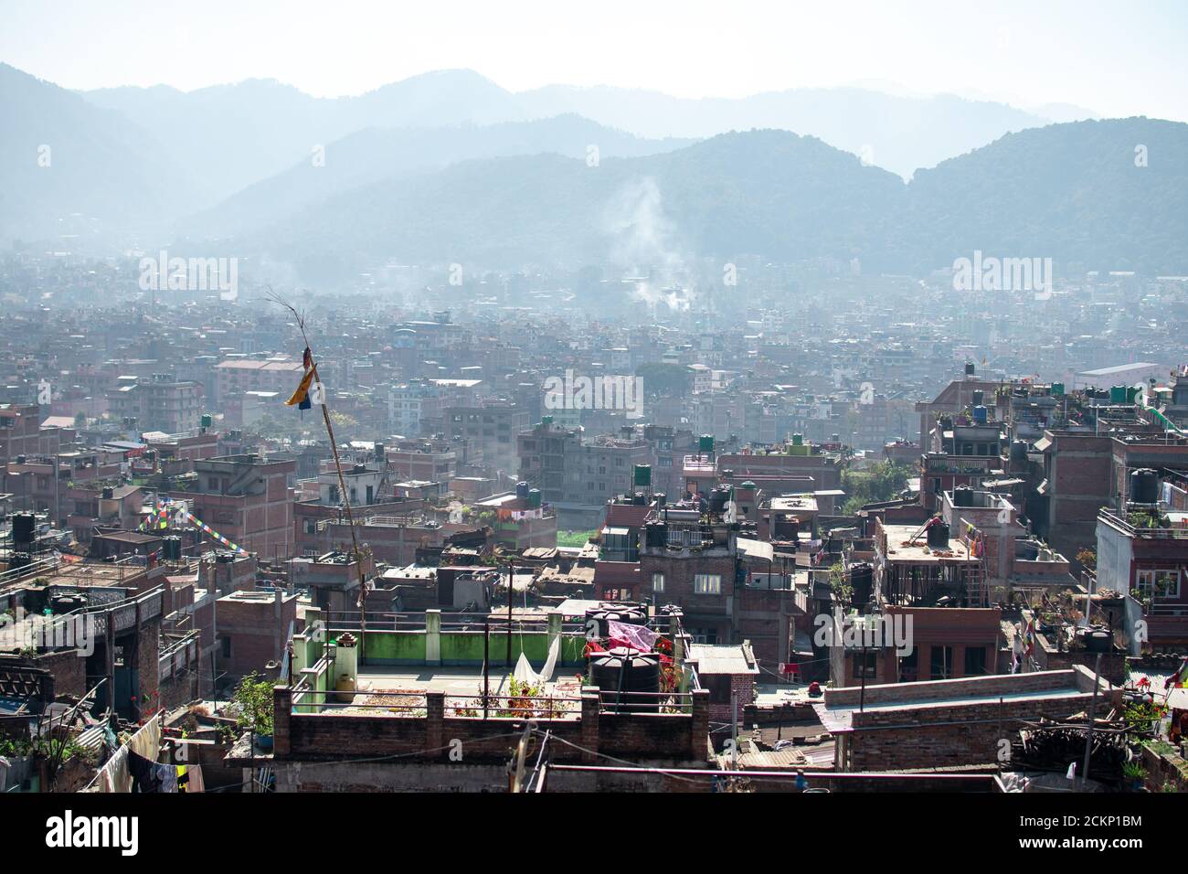 Bhaktapur, Kathmandu, Nepal - 23. Dezember 2019: Stadtbild von einer Dachterrasse über Backsteinhäuser und Tempel am 23. Dezember 2019 in Bhaktapur, Nepal Stockfoto