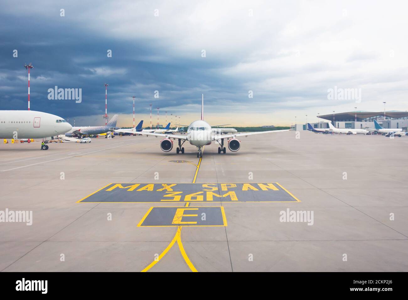 Blick auf das Hauptvorfeld und den Flughafentaxiway das Flugzeug ist bereit, von der Start- und Landebahn aus zu starten Stockfoto