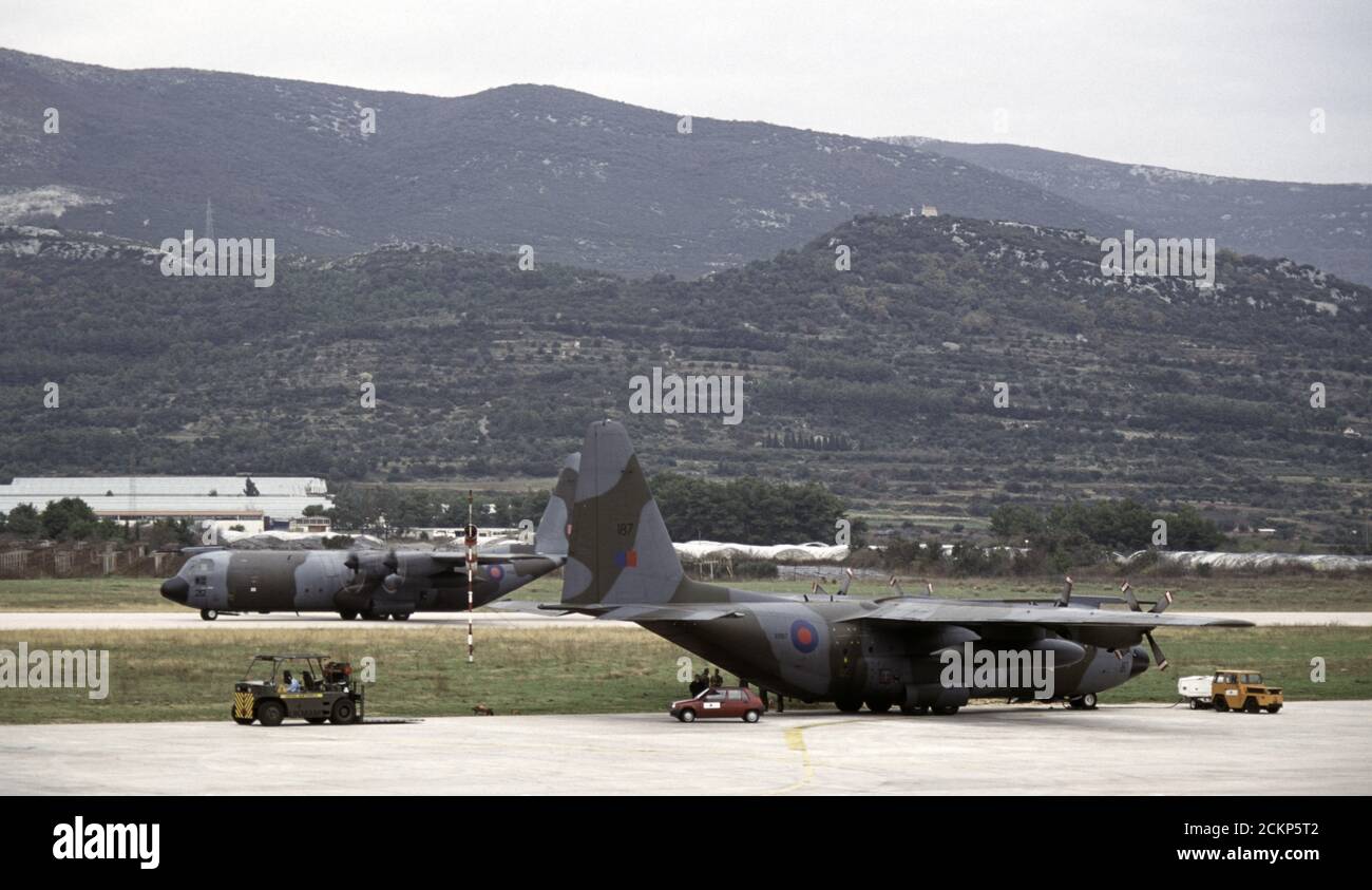 8. Dezember 1995 während des Krieges in Bosnien: Eine Royal Air Force (RAF) C-130 Lockheed Hercules (XV187) auf dem Flughafen Split in Kroatien. Im Hintergrund ist gerade ein zweiter Herkules (XV212) gelandet. Stockfoto