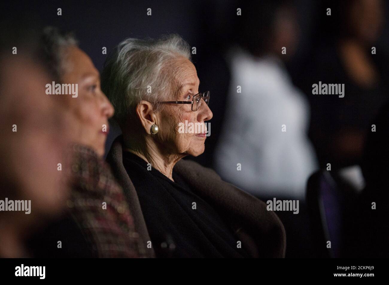 NASA 'Human Computer' Katherine Johnson sieht die Premiere von 'Hidden Figures' nach einem Empfang, bei dem sie zusammen mit anderen Mitgliedern der segregated West Area Computers Division des Langley Research Center, am Donnerstag, 1. Dezember 2016, im Virginia Air and Space Center in Hampton, Virginia geehrt wurde. Johnson war der afroamerikanische Mathematiker, Physiker und Weltraumwissenschaftler, der Flugbahnen für John Glenn's ersten Orbitalflug im Jahr 1962 berechnete. Stockfoto