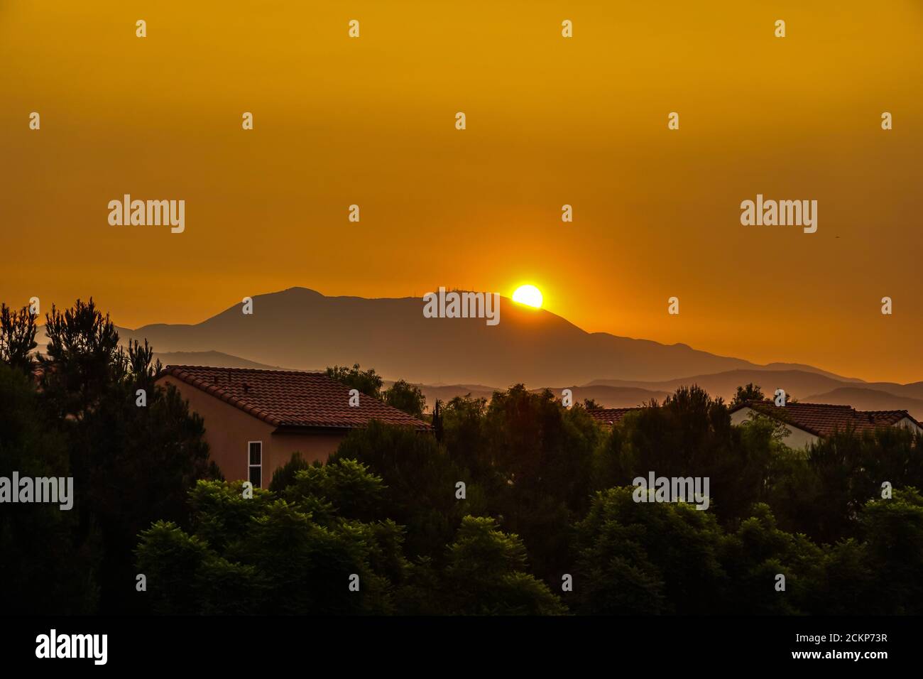 Dramatischer Sonnenaufgang gefiltert durch Rauch gefüllt Himmel über Saddleback Mountain im Cleveland National Forest, Orange County, wie Waldbrände weiterhin außer Kontrolle brennen in Kalifornien. Stockfoto