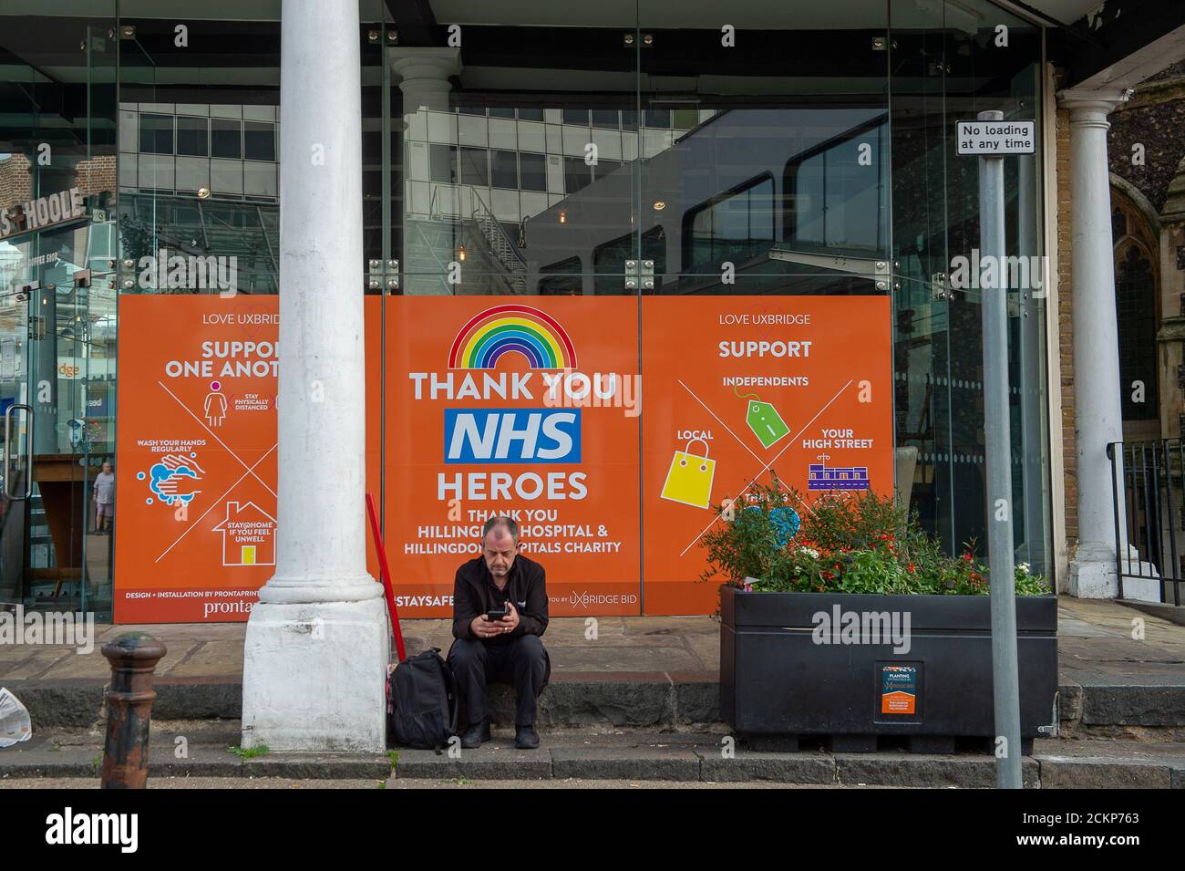Uxbridge, London Borough of Hillingdon, Großbritannien. September 2020. Ein Mann sitzt neben einem Thank You NHS Heroes Poster in Uxbridge. Viele dieser Plakate wurden in den Stadtzentren entfernt. Quelle: Maureen McLean/Alamy Stockfoto