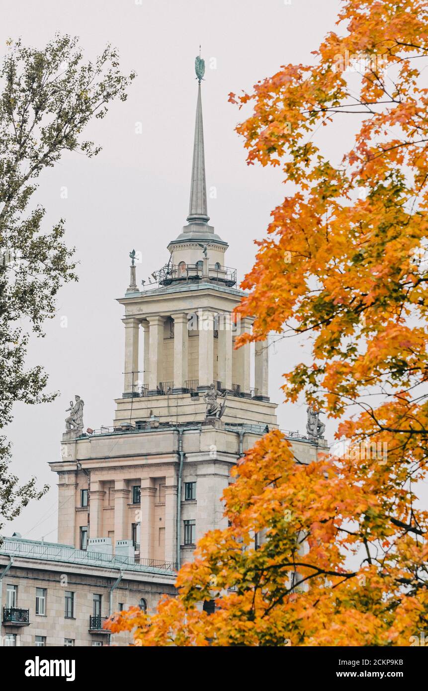 Herbst Petersburg Ansicht des Gebäudes im Moskauer Stil Der Konstruktion Stockfoto